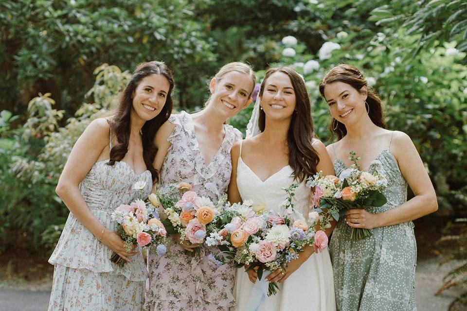 Bridal bouquet + bridesmaids