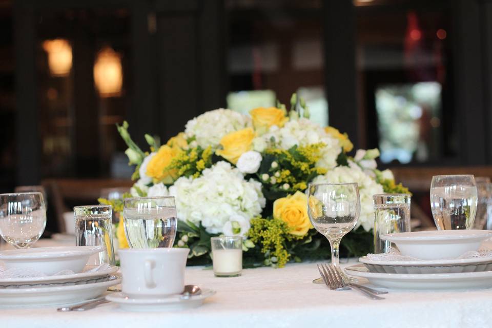 Table setting with centerpiece