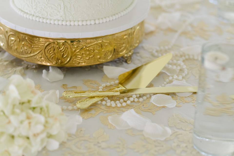 Gold and white cake details