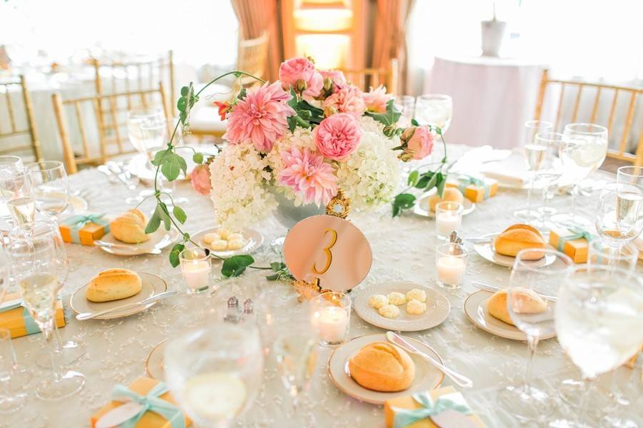 floral centerpiece, romantic, white and pink, garden roses