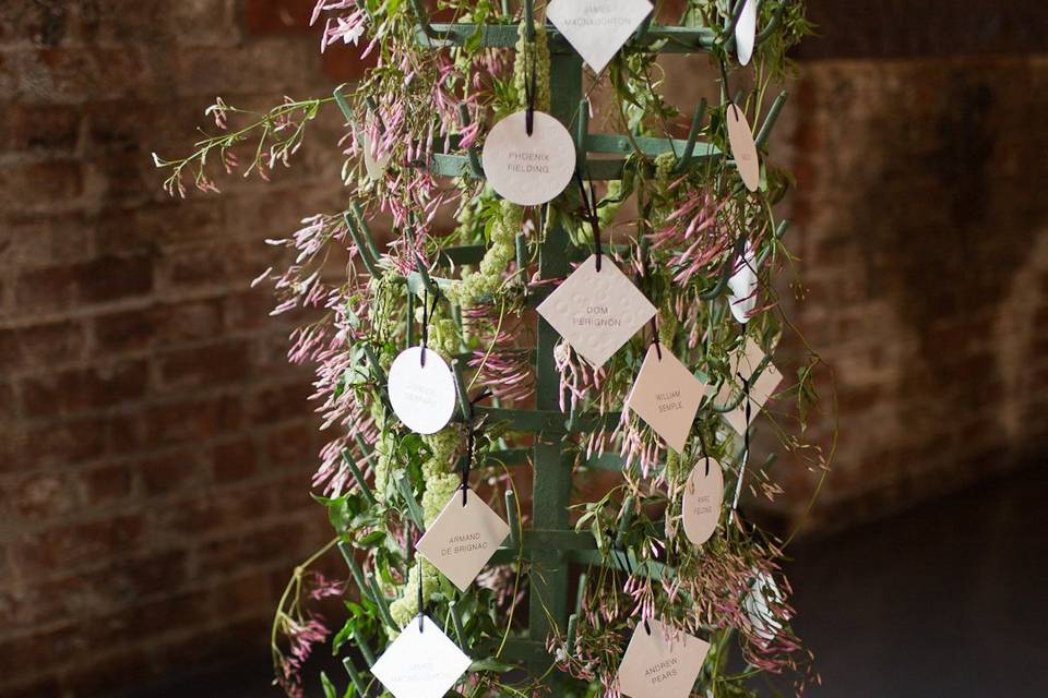 esccort table with cascading jasmine vine and Amaranth