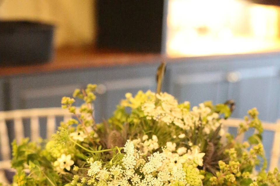 organic green table centerpiece with blueperum, Queen Anne's lace, Stefanotis and green Amaranths