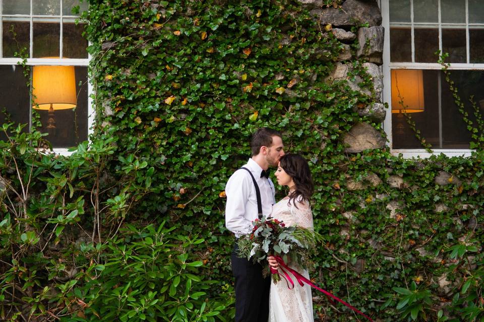 Couple in front of hedge wall