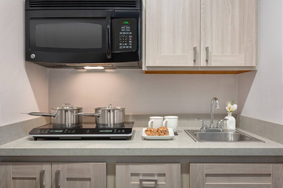 Two Queen Poolside Kitchenette