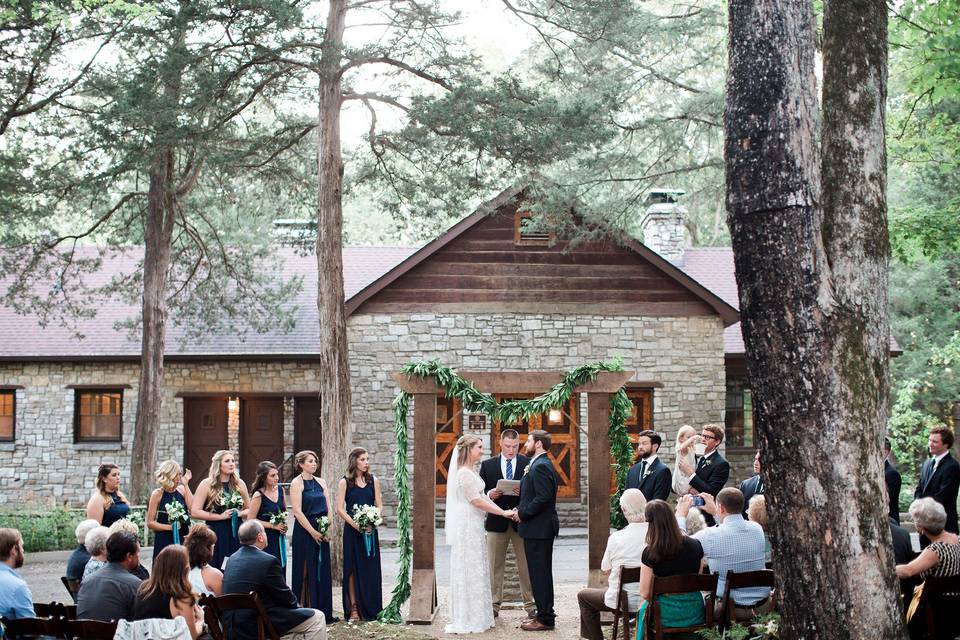 Cedar Forest Lodge WeddingPhoto: Lindsay Campbell