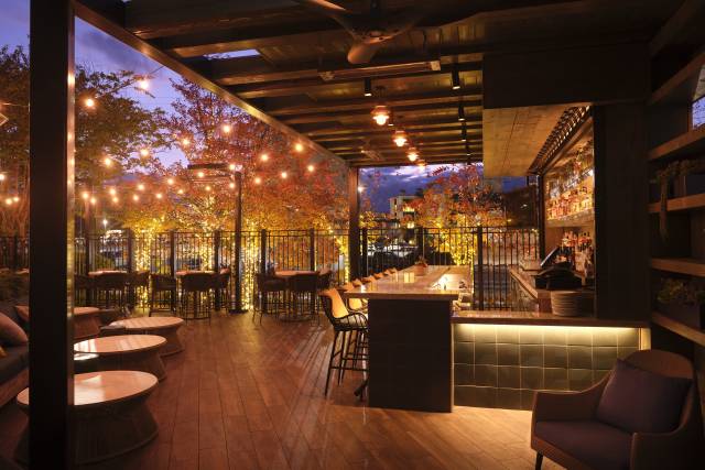 Central Bar + Kitchen Patio