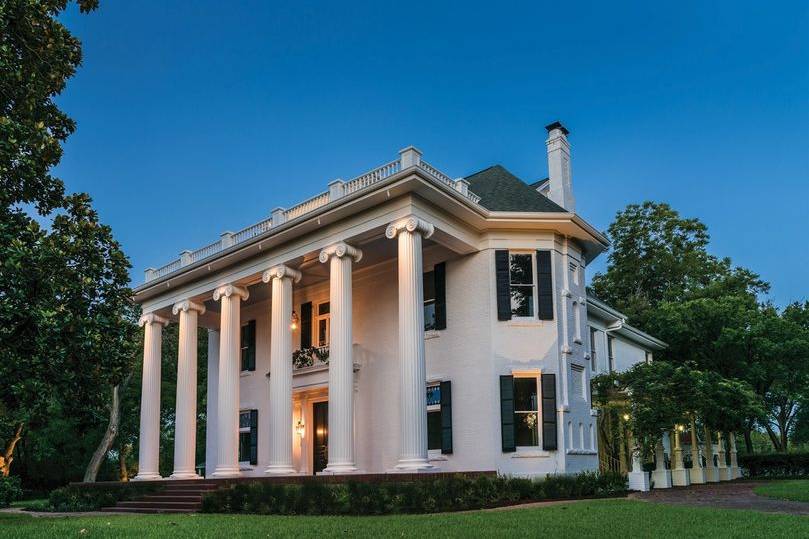 Dazzling house in Austin, Texas lets the family enjoy an indoor