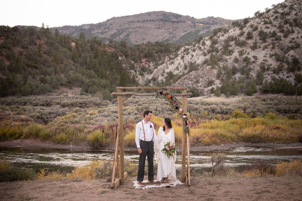 Newlyweds under the wedding arch