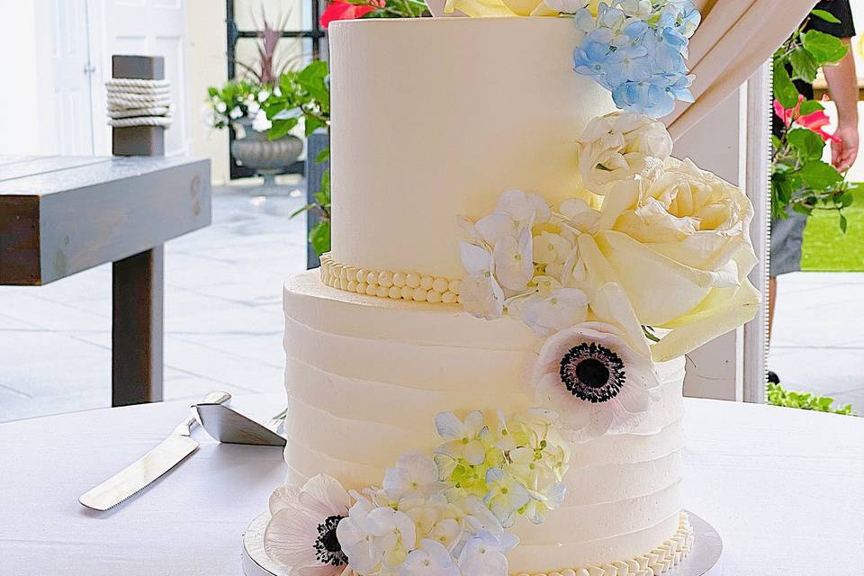 Textured & Smooth Wedding Cake