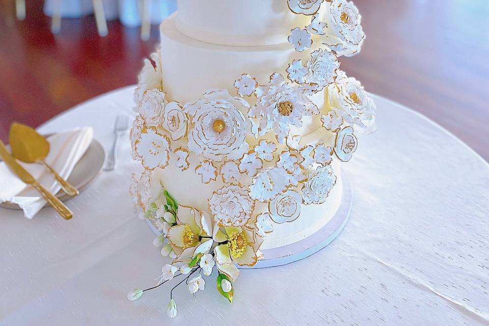 Gold detailed sugar flowers