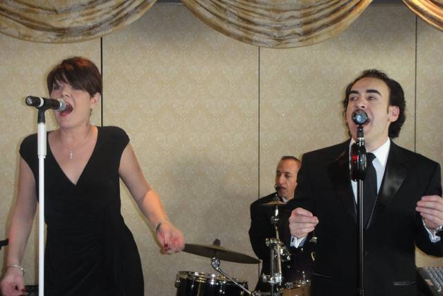 Lead vocalists Renee Savoy and Chris Scialfa