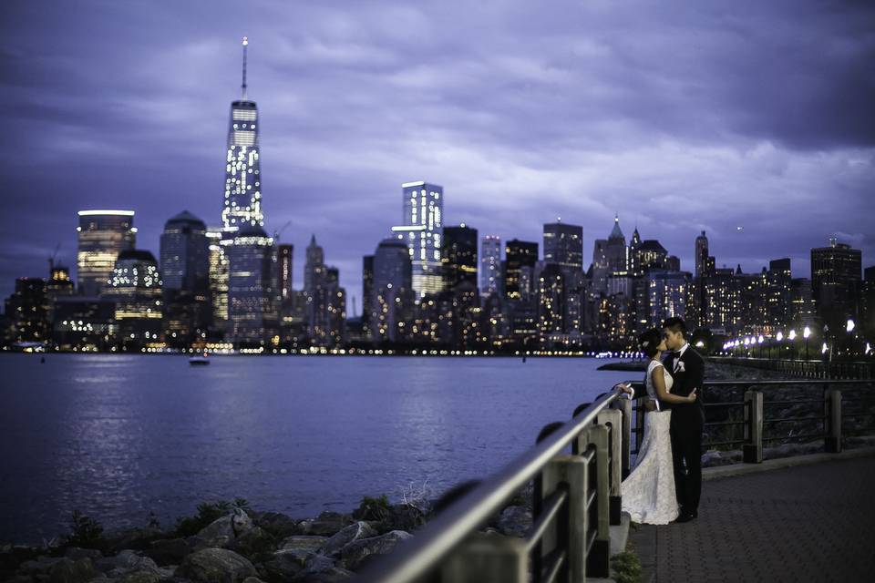 Kissing with the city skyline in the back