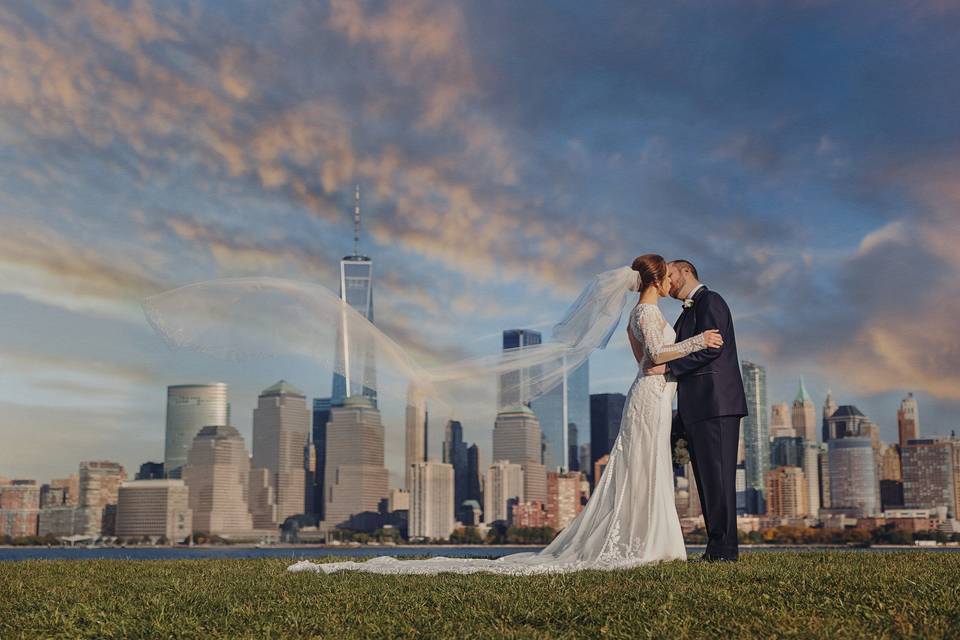Manhattan skyline couple