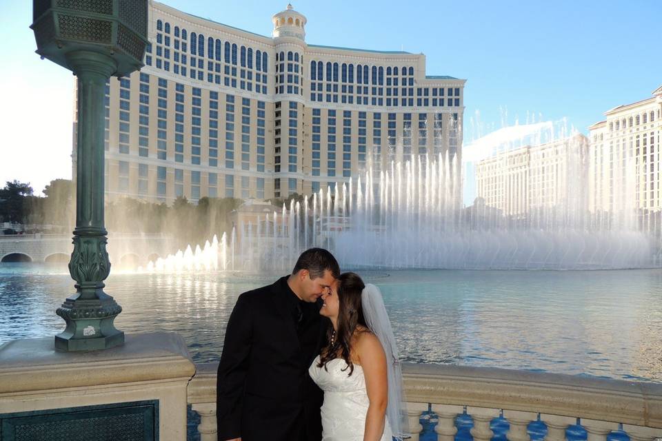 Kiss by the dancing fountain