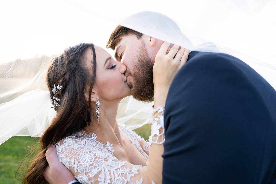 Windswept veil kiss