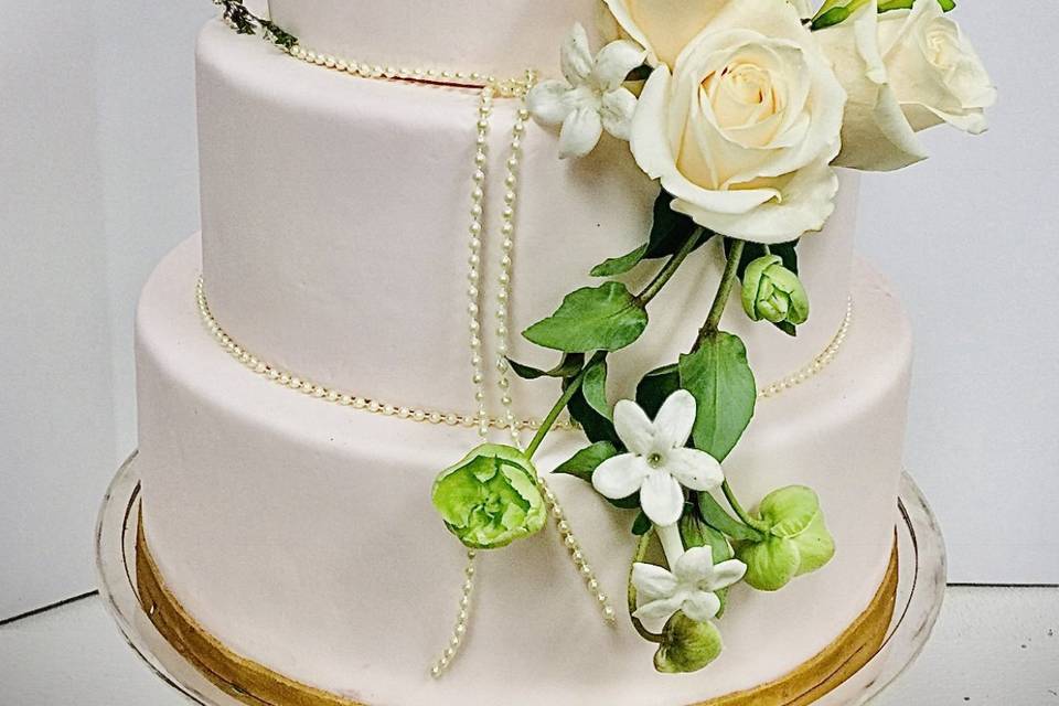 White floral cake decor