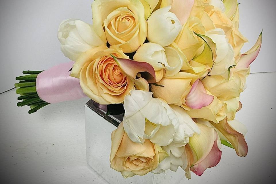 White and peach bridal bouquet