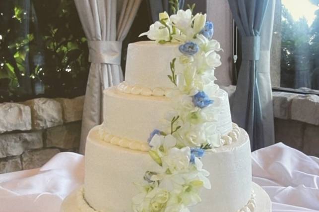 White and blue cake flowers