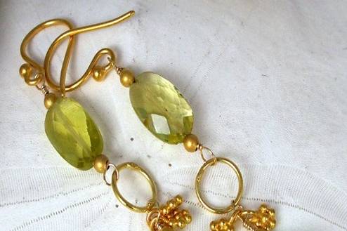 Citrine and chalcedony on gold.