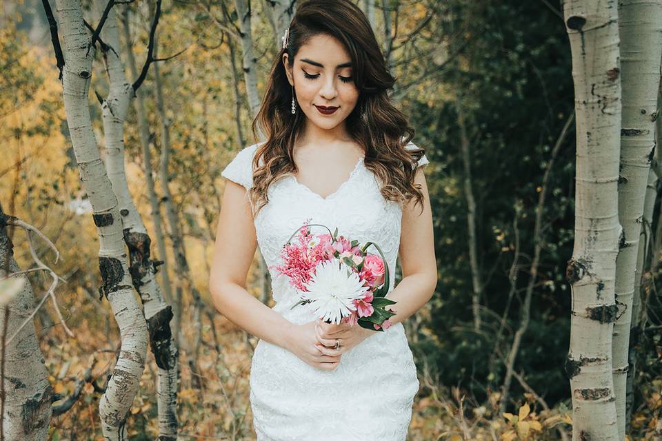 Bride holding a bouquet - David Prado Photography