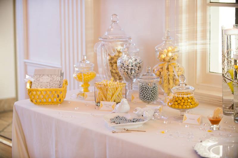 Table set-up with centerpiece