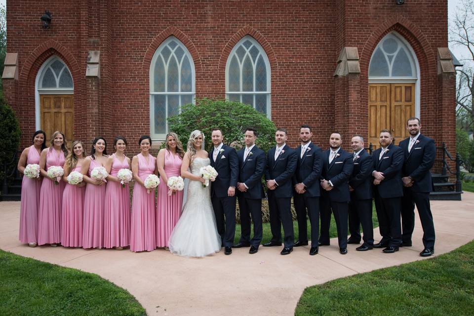 The couple with the bridesmaids and groomsmen