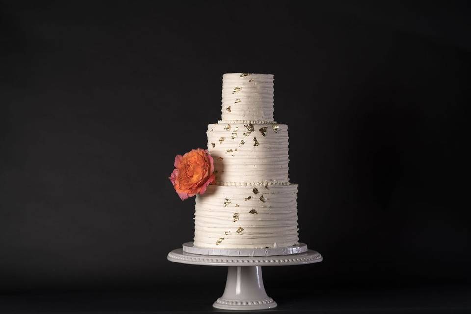 White ribbed cake with gold
