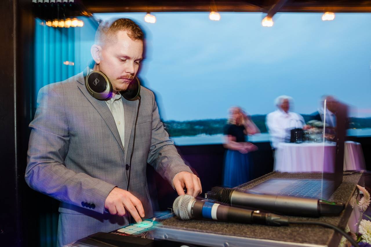 1-800-fl0wrs Dj Services - Wedding Djs - Seattle, Wa - Weddingwire