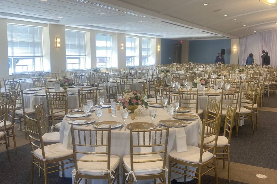 Table and chair setup Gold