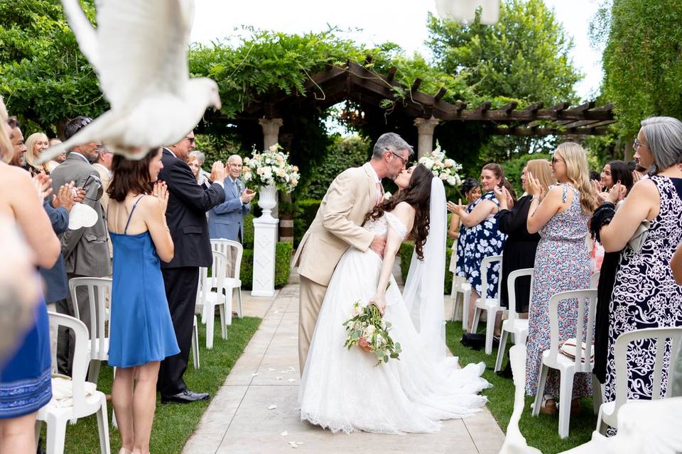 Kiss in the aisle