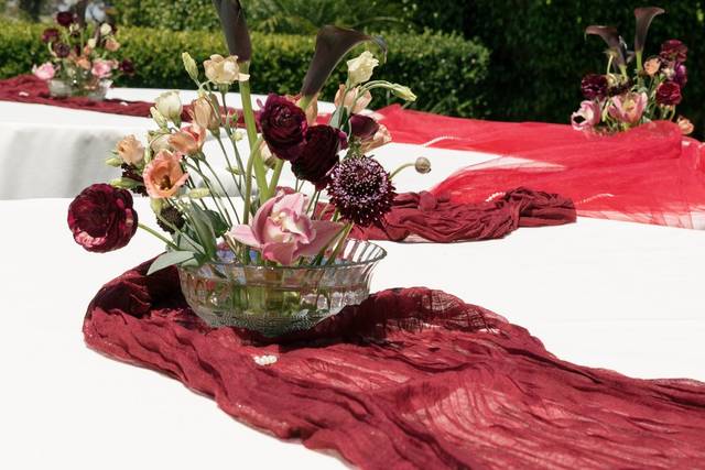 Serpentine table