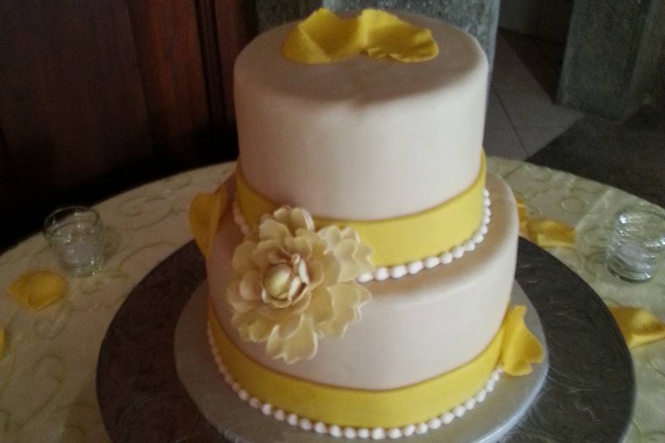 White and yellow wedding cake