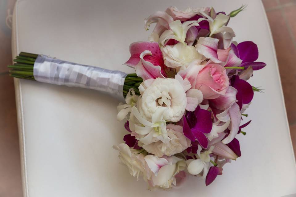 Bouquet with roses and orchids