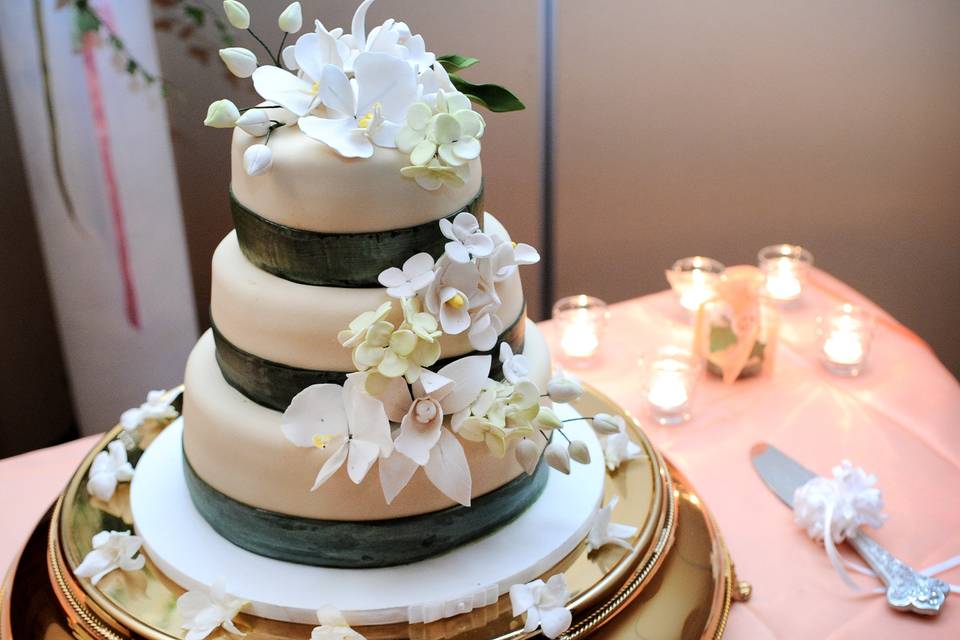 Cascading flowers on wedding cake