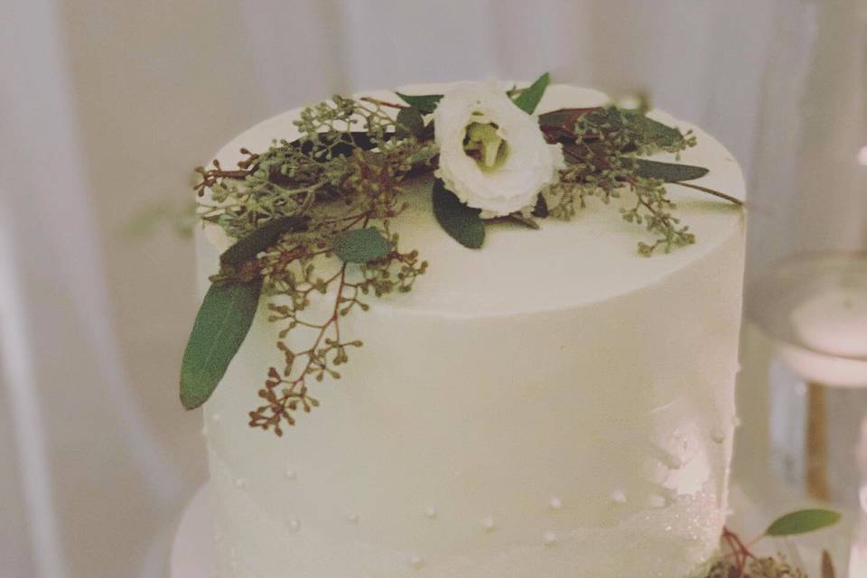 Sweet and simple cutting cake