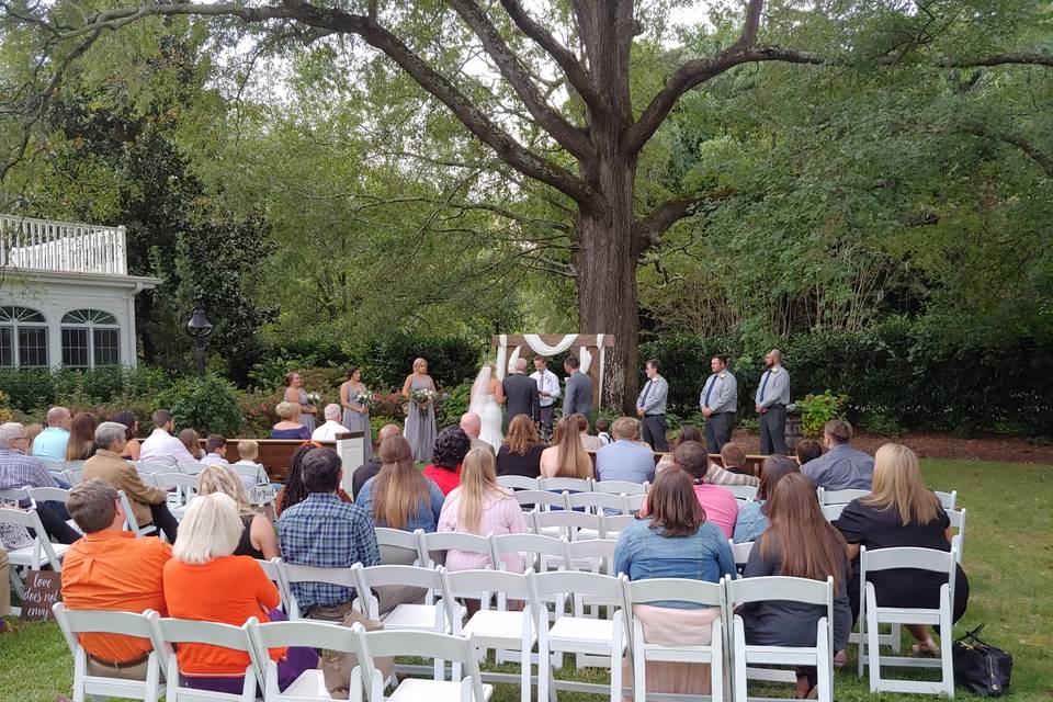 Perfect outdoor ceremony