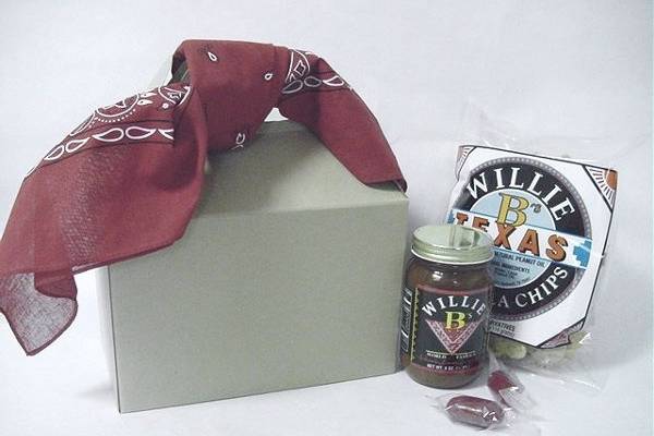 This favor bag is the perfect size (and price!) for your wedding guests!  Included in this festive gift bag:
Texas Flag Candy Bar (2 oz.)
Brazos Trail Mix (1.5 oz.)
Spicy Tex Mix (1.5 oz.)
Hot & Zesty Peanuts (1.5 oz.)
Comes with your own personalized printed gift card tied in the ribbons!
Price: $8.00