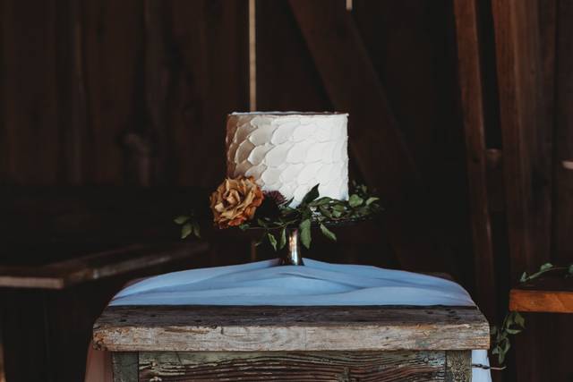 Rustic cake table