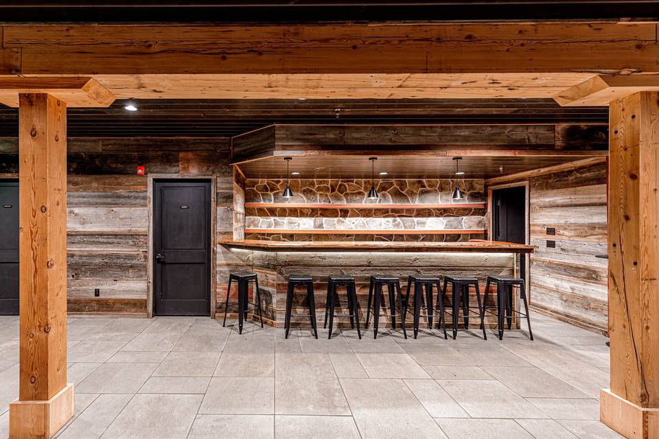 Lower barn built-in bar