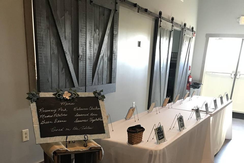 We provide black/white linens