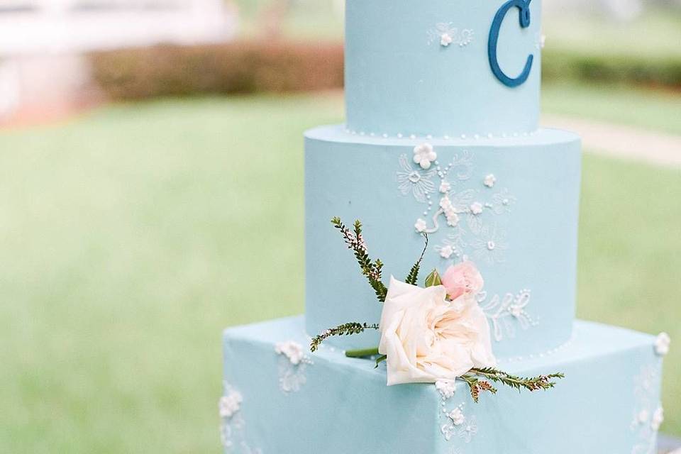 Chambray blue fondant with lace piping and floral detail | Photo by Kristen Weaver Photography