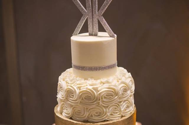 Chic white wedding cake