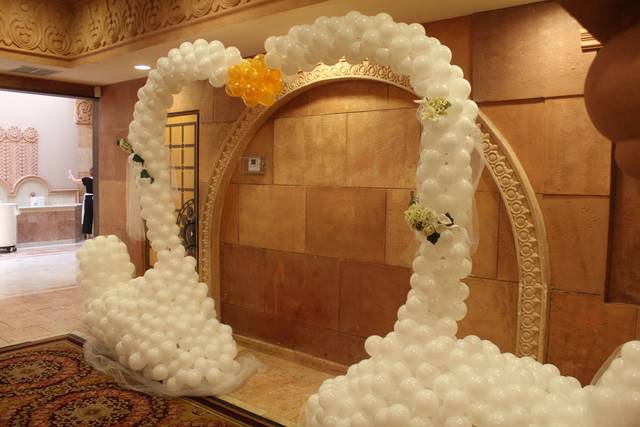 Balloon Swan Arch