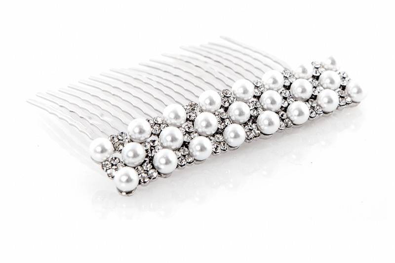 JUSTIN & TAYLOR FLORAL & PEARL HAIR CLIP
This enchanting hair clip features fresh water pearls and crystals arranged in an elegant floret motif. This accessory can be worn as a finishing touch for your evening dresses or gowns alike.
http://www.delilahk.com/delilahkbridal/bridal-hair-pieces/justin-taylor-floral-pearl-hair-clip.html