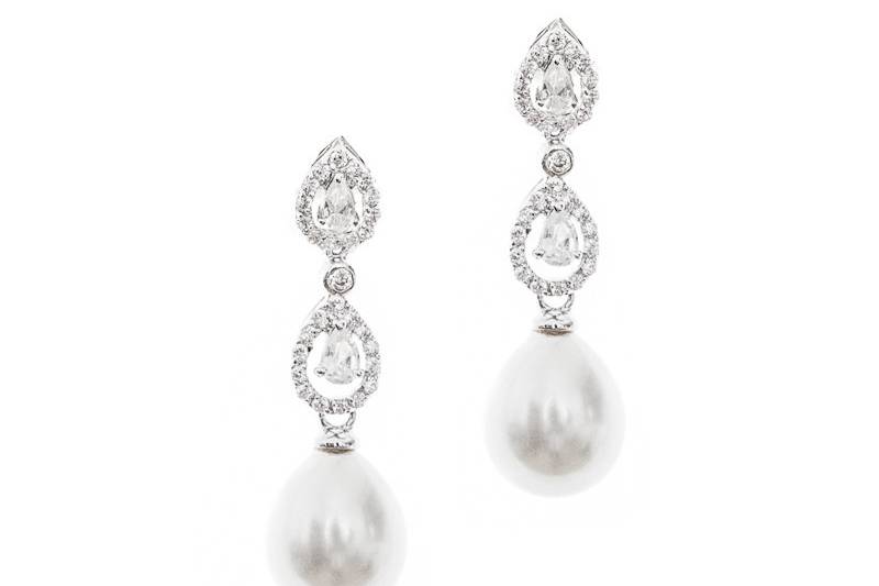JENA PEARL DANGLES
Designed with detail and meticulousness, the Jena drop earrings are set with cubic zirconia pavé featuring a freshwater pearl swaying at the very bottom. Set on a rhodium plated base, the pair is a classic accent to any type of ensemble. Pair them with a classic pearl necklace to complete the look.
http://www.delilahk.com/delilahkbridal/wedding-earrings/jena-pearl-dangles.html