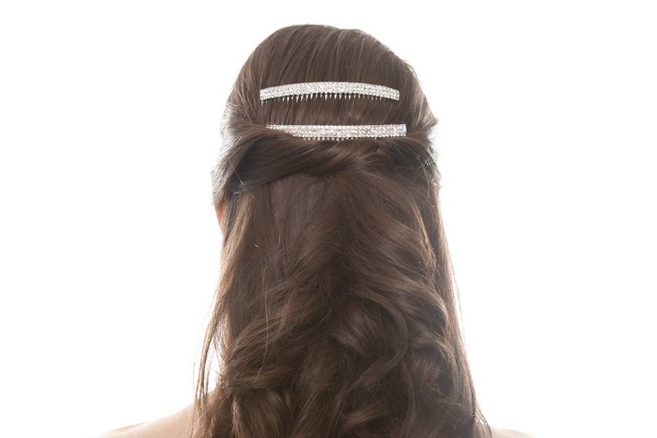 TALYA PEARL & CRYSTAL HAIR COMB
To add a little embellishment to your hairdo, this delicate simulated pearl and crystal hair comb will dazzle in any type of light. Featuring three rows of pearls with hints of clear crystals, this handcrafted piece is perfect for fastening a chignon.
http://www.delilahk.com/delilahkbridal/bridal-hair-pieces/talya-pearl-crystal-hair-comb.html