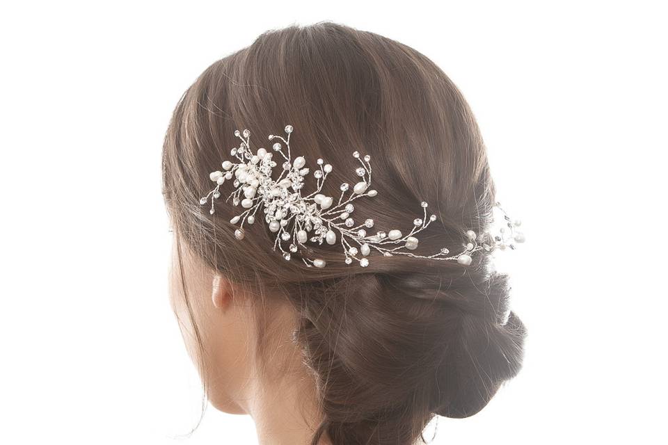 DELILAHK FLORAL TALE HAIR COMB
Add a touch of sparkle to your wispy hairdo with this hand crafted hair comb, which features freshwater pearls and clear crystals set on a rhodium plated base. Wear it with delicate accessories to achieve an ethereal look.
http://www.delilahk.com/delilahkbridal/bridal-hair-pieces/delilahk-floral-tale-hair-comb.html