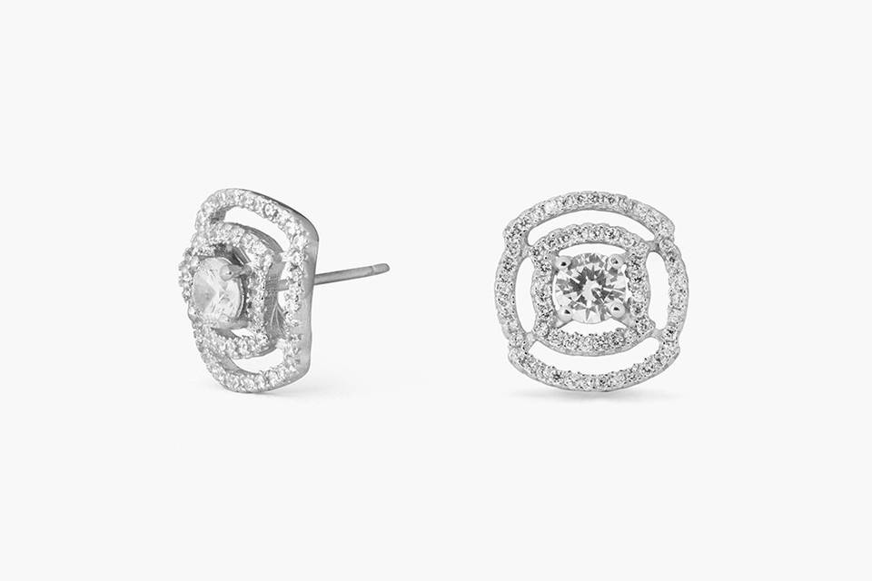 DELILAHK WAVY CRYSTAL STUDS
These classic floral wavy studs are an instant outfit elevator. Wear this simple yet sparkling pair day and night to add a lustrous accent to your casual and formal ensembles.
http://www.delilahk.com/delilahkbridal/bridal-earrings/delilahk-wavy-crystal-studs.html