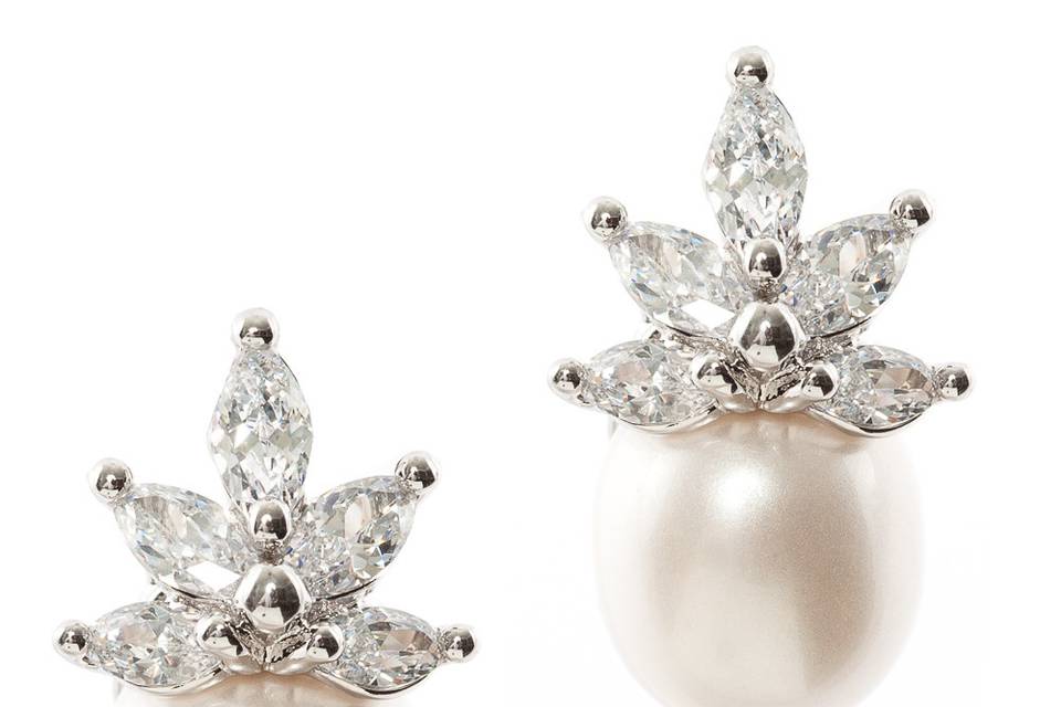 NILA PEARL & CRYSTAL STUDS
These delicate handcrafted studs feature a simulated pearl linked to a marquis-cut cubic zirconia cluster. These versatile earrings capture simplicity with a touch of glamour to add the perfect finishing touch to any ensemble.
http://www.delilahk.com/delilahkbridal/bridal-earrings/nila-pearl-crystal-studs.html