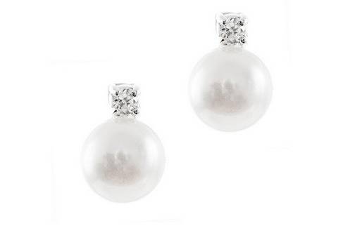 DAINTY PEARL & CRYSTAL STUDS
Delicate with a touch of glam, these dainty pearl and crystal earrings can be worn with any ensemble. The pair features a freshwater pearl linked to a hand cut cubic zirconia stone on a hand polished rhodium plating for a high quality look.
http://www.delilahk.com/delilahkbridal/dainty-pearl-crystal-studs.html